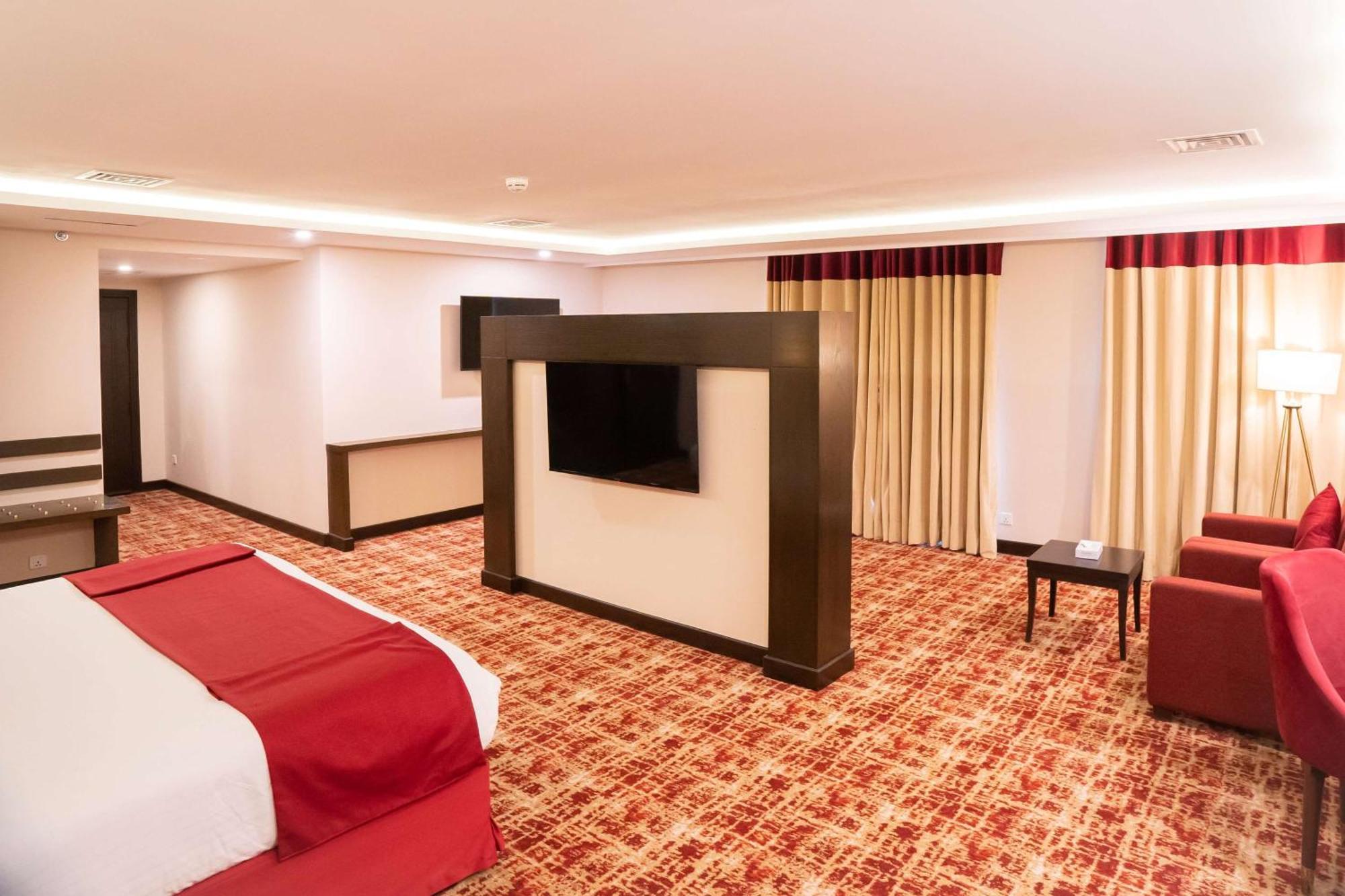 Ramada By Wyndham Murree Lower Topa Resort Екстериор снимка